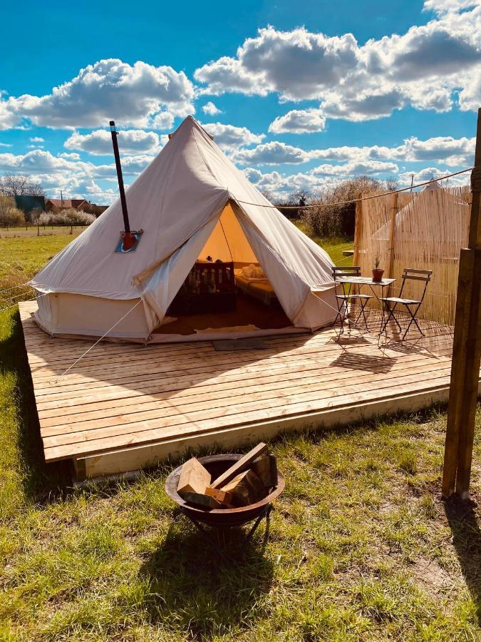 Fen Meadows Glamping - Luxury Cabins And Bell Tents 剑桥 外观 照片